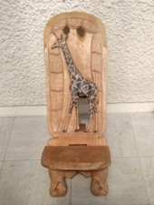 Chaise africaine motif girafe en bois massif.