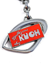 PORTE-CLES - " Meublez vous chez KUOM " - Exporoute du Meuble, Métal Émaillé 60s