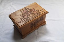 Boite en bois gravé de