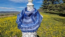 Châle, écharpe fait main en laine dégradée de bleu