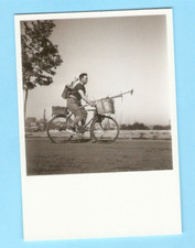 Robert DOISNEAU   carte postale  CYCLISTE   carte PHOTOGRAPHIE