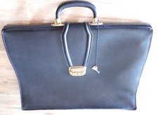 - ANCIENNE SACOCHE MALETTE CARTABLE ETUDIANT MEDECIN CUIR NOIR avec sa clé  D