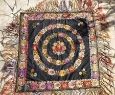 Tapis de table brodé