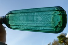 Siphon. Syphon. Sifon. Seltz. Pyramidal vert DOUDEVILLE Seine Maritime.