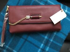 Sac pochette Gionni bordeaux / marron avec fermeture flèche inhabituelle