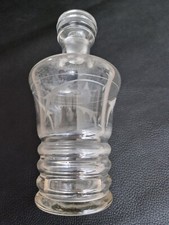 CARAFE RETRO EN VERRE SOUFFLÉ avec motifs gravés. Bouchon plat.  H= 17,5cm