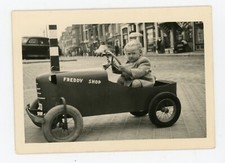 PHOTO Snapshot sur un trottoir pedal car vintage toy jouet ancien voiture pédale