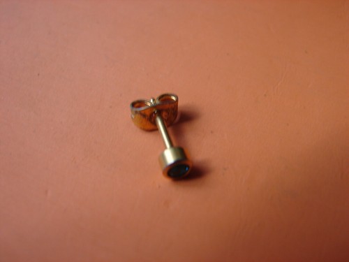 Une boucle oreille - boucle, pierre