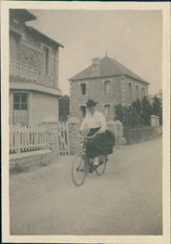 France, Pornichet, Femme sur une bicyclette, 1916, Vintage silver print Vintage 