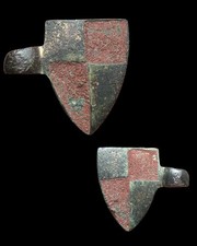 Pendant de harnais héraldique médiéval émaillé biface écu haute époque