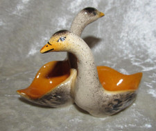 Salière poivrière en céramique barbotine en forme de 2 oies marron orange