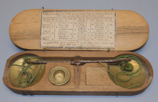 -ANCIENNE BALANCE de CHANGEUR d'OR dans COFFRET BOIS XVIII COMPLETE VITRINE   D