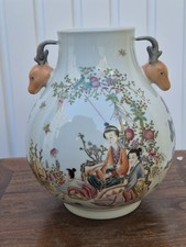 Vase chinois XIXe siècle en porcelaine famille rose, anses têtes de cerf