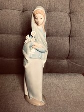Figurine statuette en porcelaine espagnole Lladro jeune fille avec des lys calla