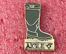 T09 Pins BOOT AIGLE Hutchinson botte Aigle eagle Chasse Pêche Vintage lapel pin