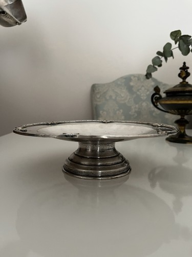 Assiette ancienne sur - , pied