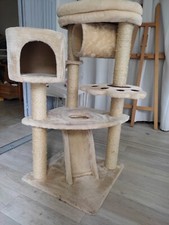 Arbre à chat peu servi, revêtement en bon état, propre. Griffoirs comme neufs. 