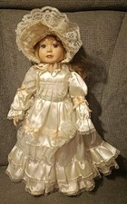 Poupée No 9 - Tête et Mains Porcelaine - Chapeau - Robe Beige - 40cm
