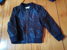 Blouson en imitation cuir, doublé, occasion, en très bon état, taille 3 ans