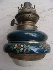 lampe à pétrole ancienne de suspension en faïence émaillée