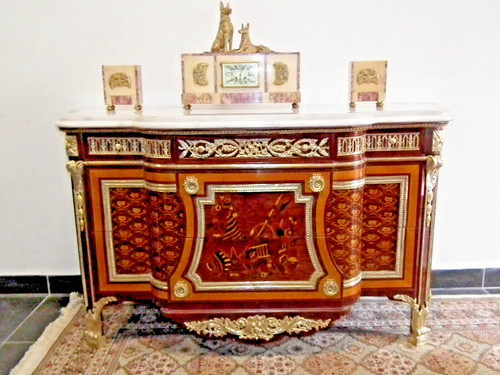 Buffet style louis avec - un,