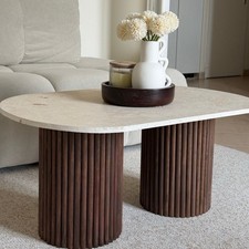 Table basse ovale travertin et bois cannelé | chêne foncé