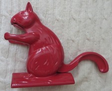 ANCIEN CASSE NOIX ECUREUIL EN METAL ROUGE
