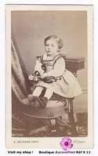 FILLETTE AVEC UN PETIT CLOWN