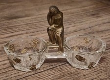 Salière Art Déco verre blanc et doré, Femme se tenant entre 2 salerons