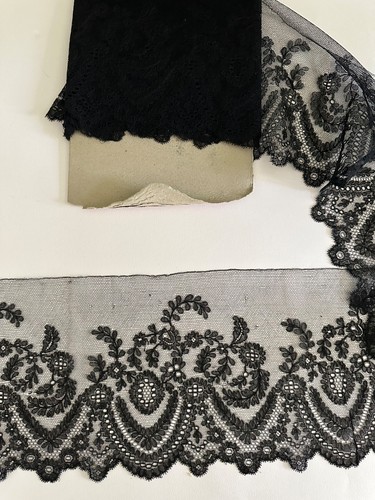 Grande dentelle ancienne noire