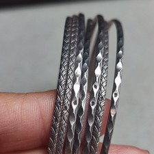 Lot de sept bracelets jonc en