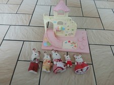 SYLVANIAN FAMILIES LOT DE PERSONNAGES FAMILLE LAPIN + LE PARC CHATEAU DES BEBES