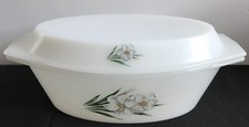 Arcopal décor  "Narcisses"   Cocotte plat à four fleurs banches - vintage - TBE