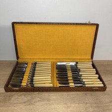 Ancienne Ménagère Service À Dessert 12 Personnes Acier Inoxydable Et Résine?