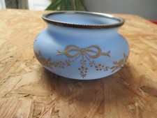 coupelle en verre opaliné bleu à décor émaillé blanc monture en argent