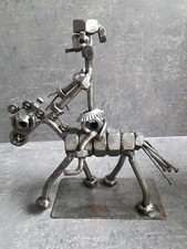 Sculpture en fer, boulons, pointes, objet de décoration femme sur un cheval