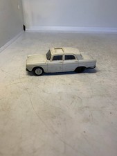 ANCIENNE VOITURE PEUGEOT 404