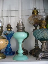 LAMPE A PETROLE OPALINE VERTE 