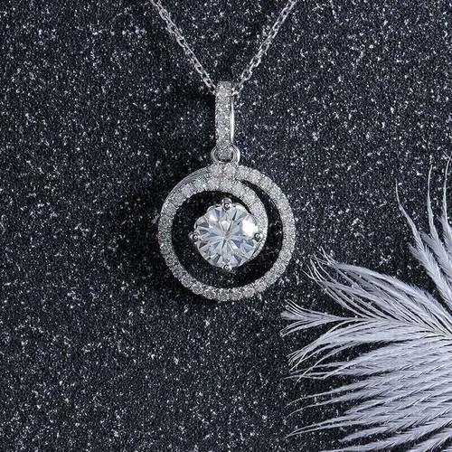 Ancien pendentif femme - , art