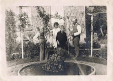 ANCIENNE PHOTOGRAPHIE GROUPE DANS LE JARDIN PRES DE LA FONTAINE