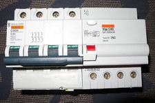 DISJONCTEUR DIFFERENTIEL 4POLE TETRAPOLAIRE 40A 300mA COURBE C MERLIN GERIN 10KA