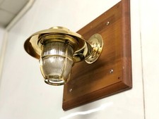 Applique murale maritime extérieure en laiton avec bouchon d'abat-jour déflec...