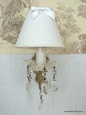 Applique murale bronze a pampille, patinée  et coiffée d'un abat-jour blanc