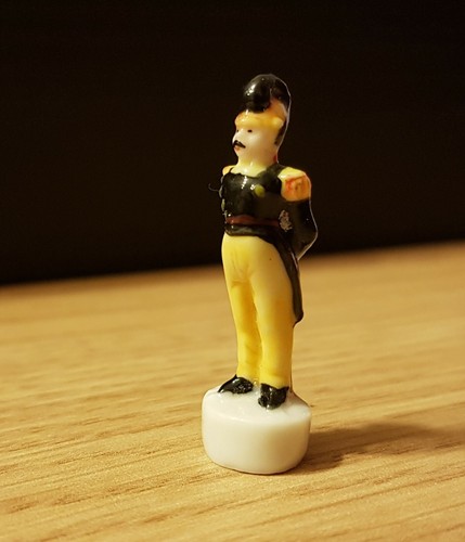 Fève homme au costume - au,