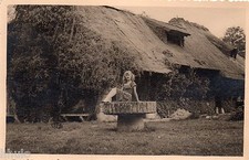 BL791 Carte Photo vintage card RPPC Femme sur table jardin pin-up maison