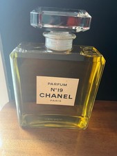 factice géant en verre chanel