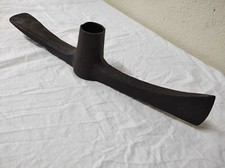 Outil à main Pioche de terrassier en acier forgé  47 cm de long  poids 3kg