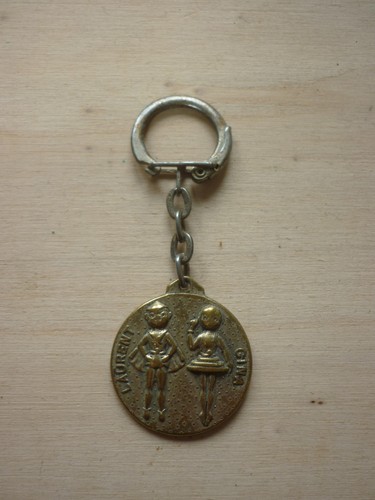 Ancien porte clé - porte, orangina