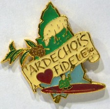 Pin's ARDECHE 07 ARDECHOIS COEUR FIDELE KAYAK CANOE MARRON