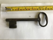 Ancienne grosse clé en fer forgé portail chateau etc...